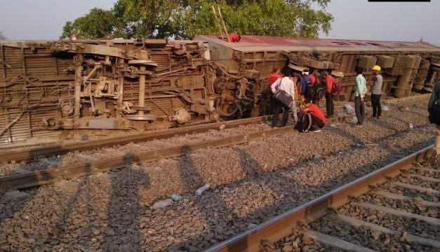 पूर्वा एक्सप्रेस के 12 डिब्बे पटरी से उतरे