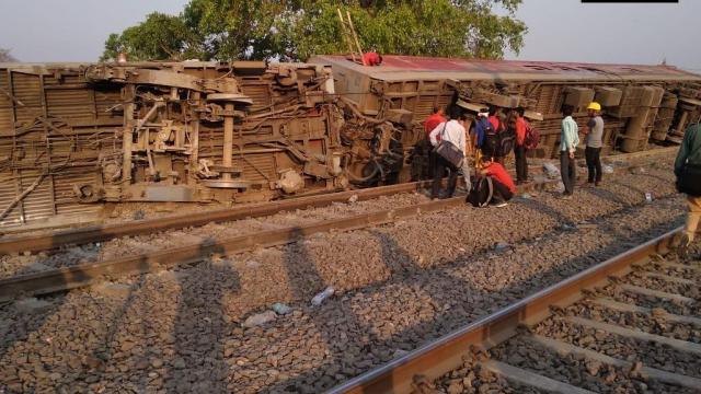 पूर्वा एक्सप्रेस के 12 डिब्बे पटरी से उतरे