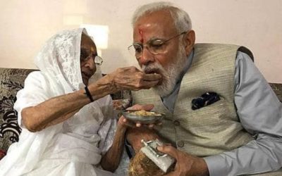 आज भी प्रधानमंत्री मोदी को उपहार देना नहीं भूलती मां