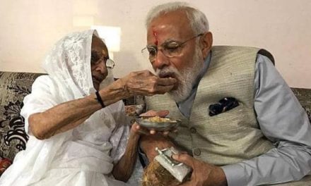 आज भी प्रधानमंत्री मोदी को उपहार देना नहीं भूलती मां