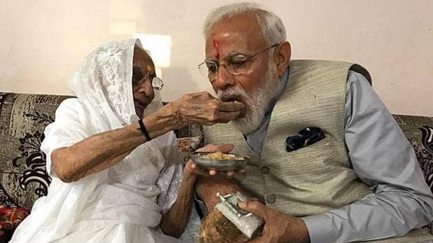 आज भी प्रधानमंत्री मोदी को उपहार देना नहीं भूलती मां