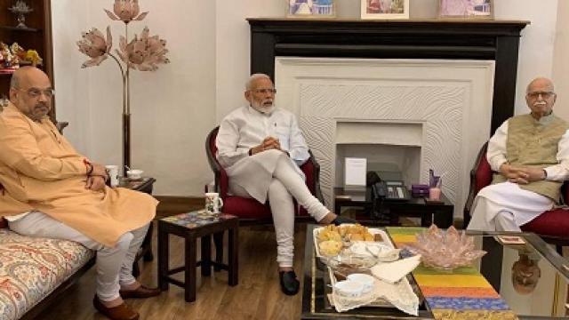 अब मोदी किसी को नाराज नहीं करना चाहते, आडवाणी-जोशी से लिया आशीर्वाद