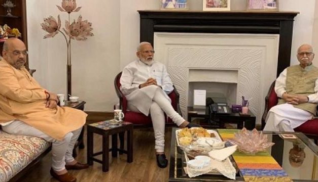 अब मोदी किसी को नाराज नहीं करना चाहते, आडवाणी-जोशी से लिया आशीर्वाद